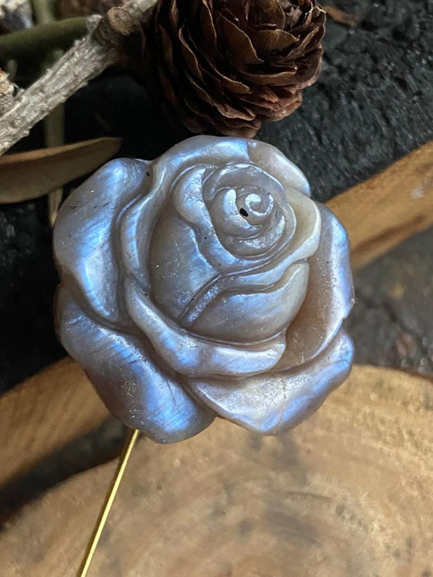 Brosa sau ac de palarie din labradorit si moonstone sculptat si baza din otel inoxidabil, trandafir, lotus, broscuta