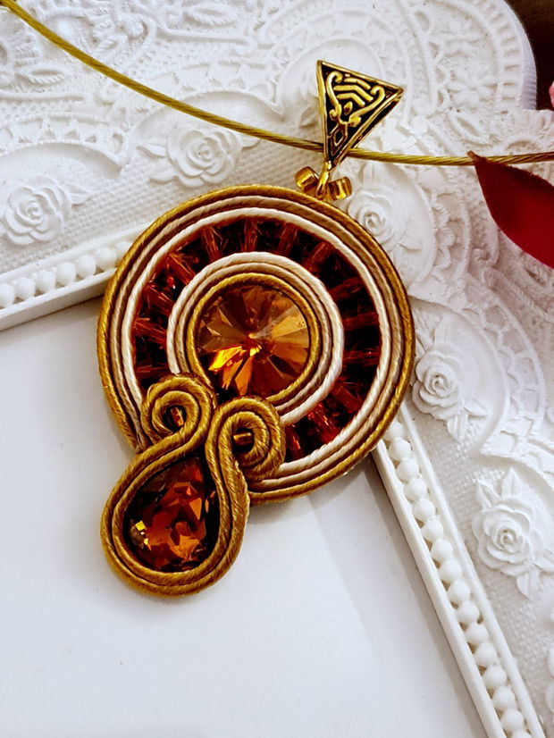 Pandantiv soutache cu cristale