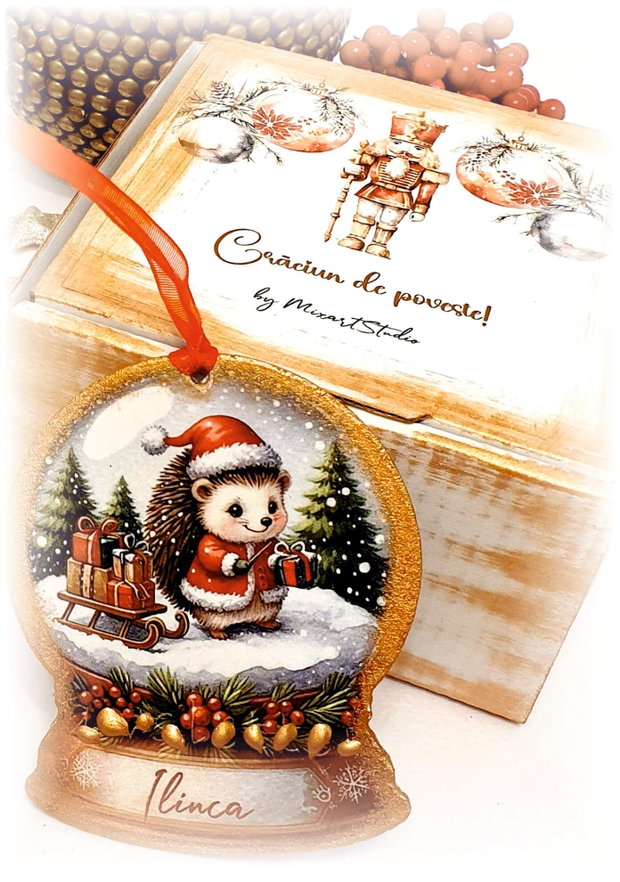 Decoratiune personalizata pentru Craciun, in forma de glob de zapada, tema Arici