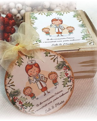 Decoratiune personalizata pentru Craciun, in forma de glob, cadou Medic