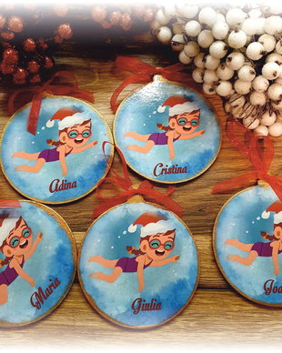 Decoratiune personalizata pentru Craciun, in forma de glob, tema inot, fete