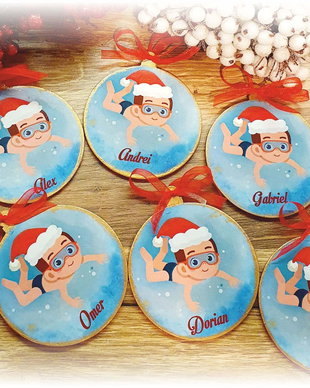 Decoratiune personalizata pentru Craciun, in forma de glob, tema inot, baieti