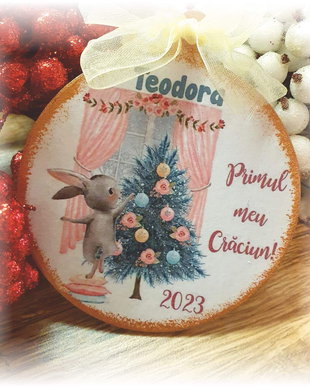 Decoratiune personalizata pentru Craciun, in forma de glob, tema iepuras, Primul Craciun