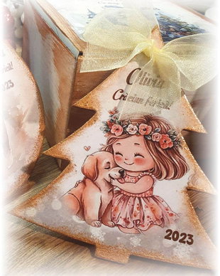 Decoratiune personalizata pentru Craciun, in forma de bradut, tema Fetita si catel