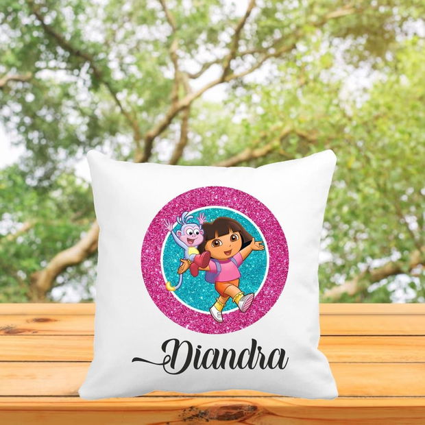 Perna personalizata cu nume, Gradinita, Dora Exploratoarea, 40×40 cm, PGR044