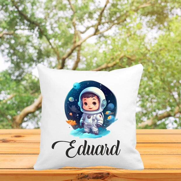 Perna personalizata cu nume, Gradinita, Micul Astronaut, 40×40 cm, PGR050