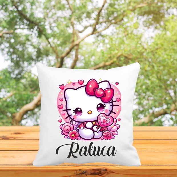 Perna personalizata cu nume, Gradinita, Hello Kitty, 40×40 cm, PGR053