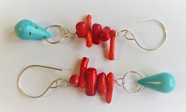 Cercei handmade din sarma turcoaz si coral