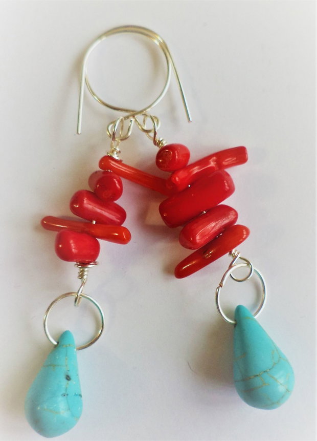 Cercei handmade din sarma turcoaz si coral