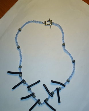 Colier din pietre, coral negru si margelute albastre din plastic tip cristal
