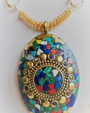 Set handmade bratara si colier cu pandantiv nepalez montat pe o baza din coral si lapislazuli