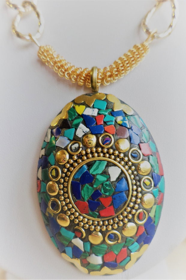 Set handmade bratara si colier cu pandantiv nepalez montat pe o baza din coral si lapislazuli