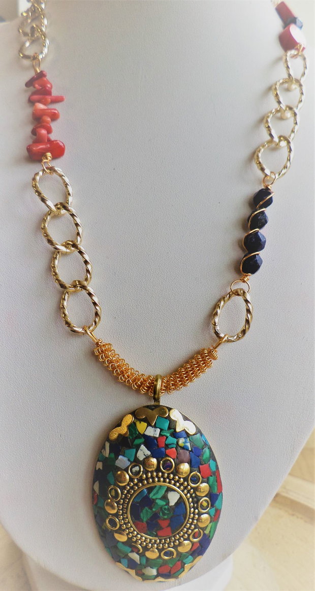 Set handmade bratara si colier cu pandantiv nepalez montat pe o baza din coral si lapislazuli