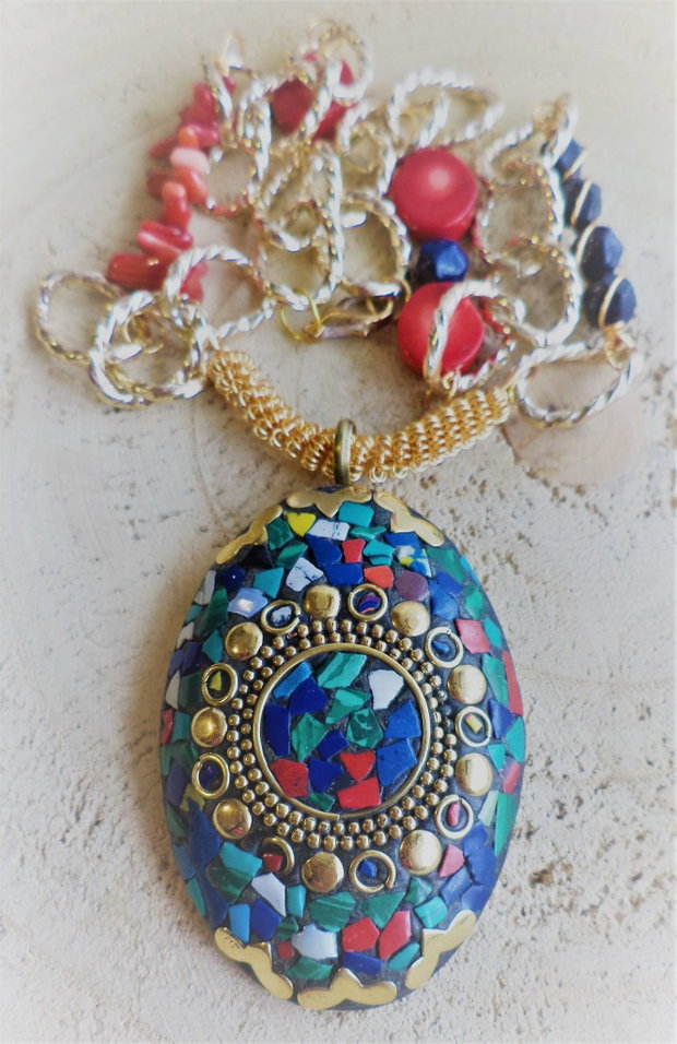 Set handmade bratara si colier cu pandantiv nepalez montat pe o baza din coral si lapislazuli