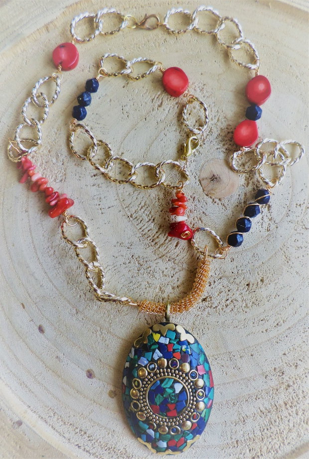 Set handmade bratara si colier cu pandantiv nepalez montat pe o baza din coral si lapislazuli