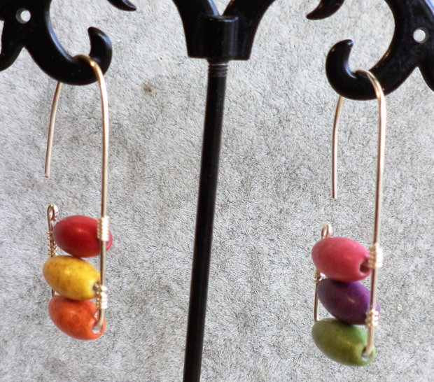 Cercei handmade din sarma si margelute din howlite multicolore