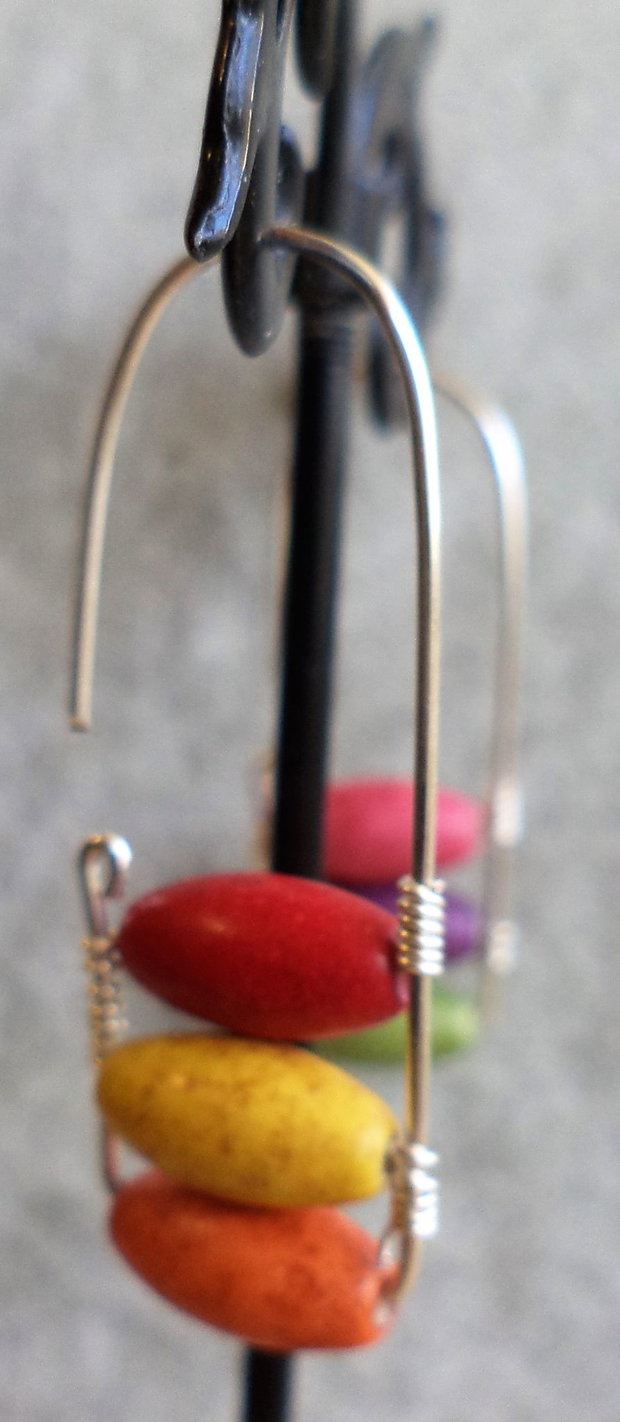 Cercei handmade din sarma si margelute din howlite multicolore