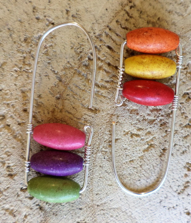 Cercei handmade din sarma si margelute din howlite multicolore