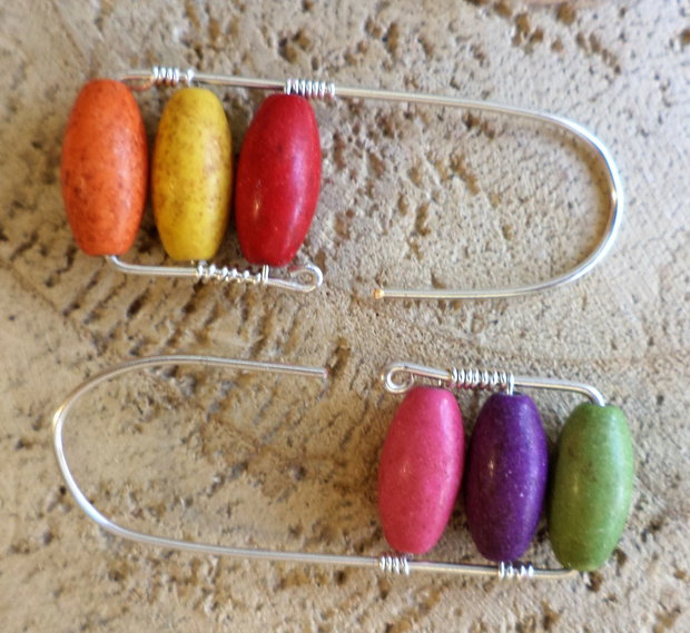Cercei handmade din sarma si margelute din howlite multicolore