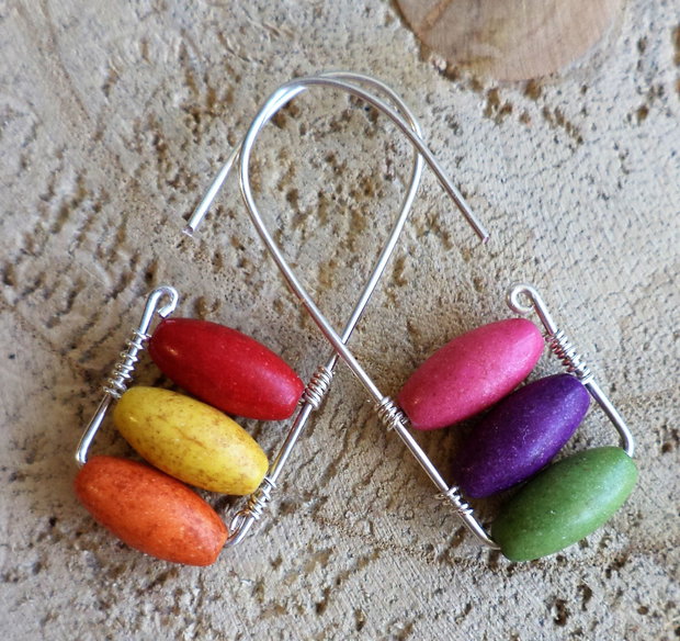 Cercei handmade din sarma si margelute din howlite multicolore