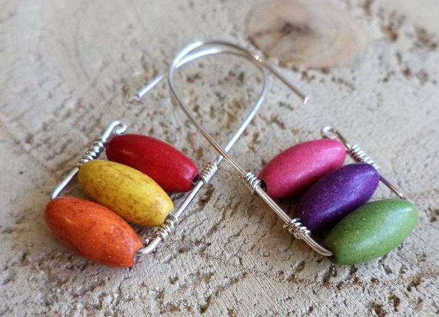 Cercei handmade din sarma si margelute din howlite multicolore