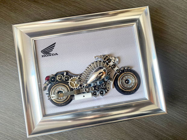 Motocicleta Honda Cod M 657・Artă din mecanisme de ceas・Mecanism de ceas vintage・Tablou handmade ・Decor pentru pasionații de motociclete