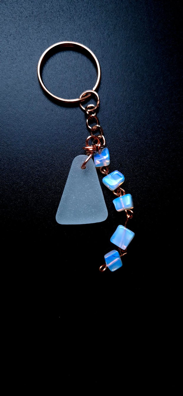 Breloc cu sticla de mare-sea glass și opalit
