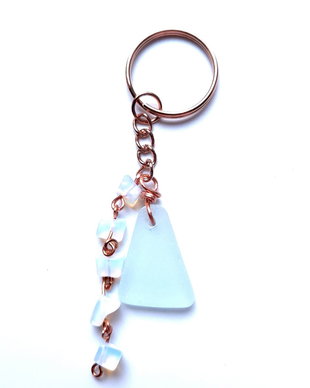 Breloc cu sticla de mare-sea glass și opalit