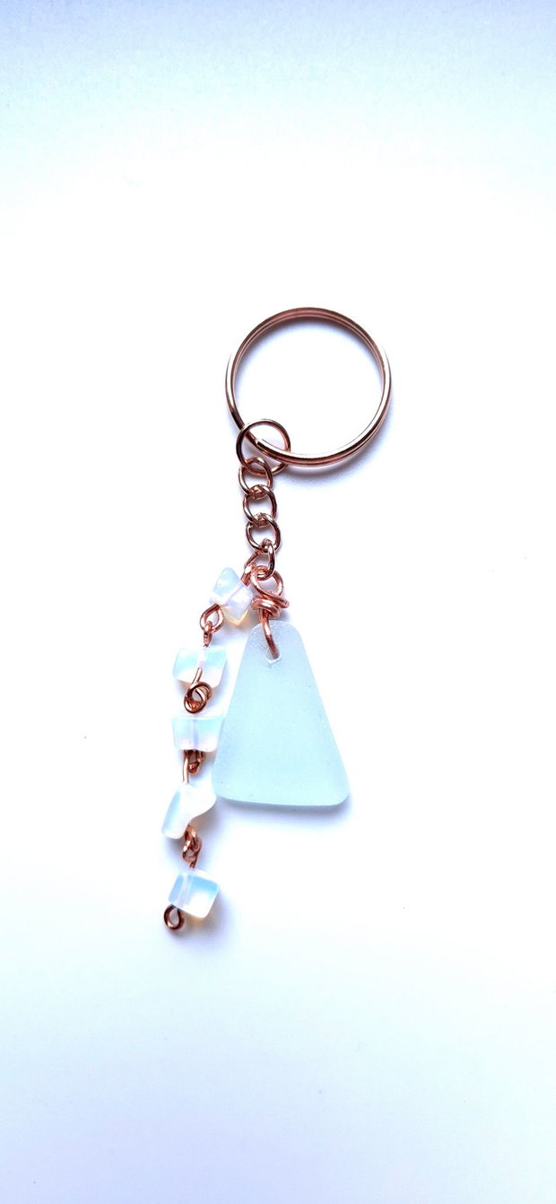 Breloc cu sticla de mare-sea glass și opalit