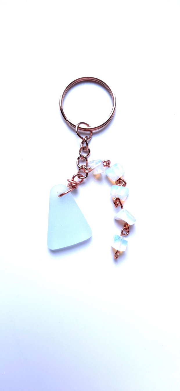 Breloc cu sticla de mare-sea glass și opalit