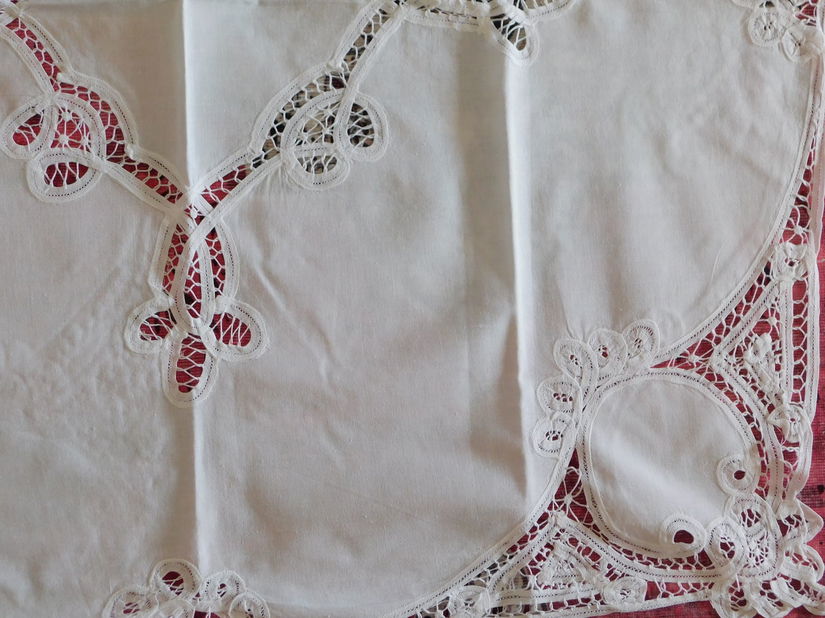 Fata de masa vintage ,  tehnica Richelieu , panglici, broderie sparta,