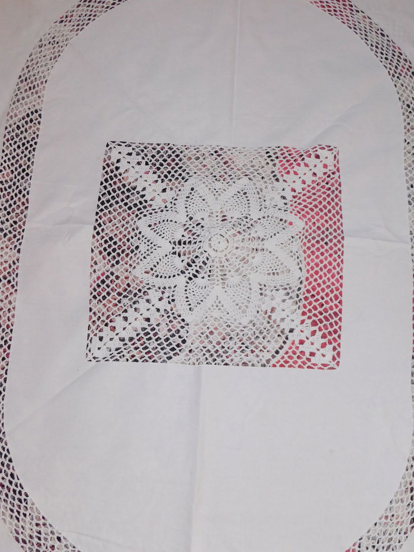 Fata de  masa  vintage , deosebita, ovala, neutilizata