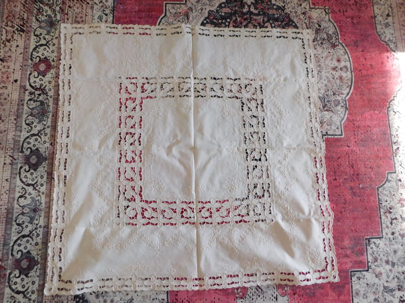 Fata de  masa  vintage ,  bej ,  broderie  pe intreaga suprafata