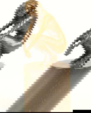 Nud ghemuit-statueta din bronz cu un soclu din marmura