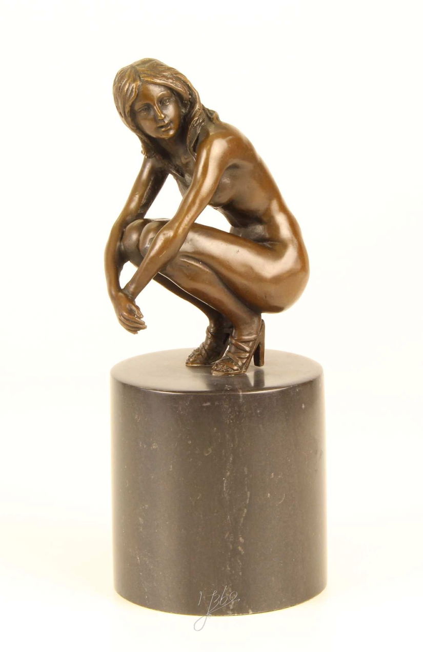 Nud ghemuit-statueta din bronz cu un soclu din marmura