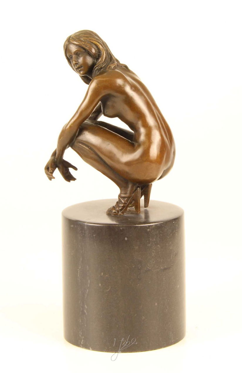 Nud ghemuit-statueta din bronz cu un soclu din marmura