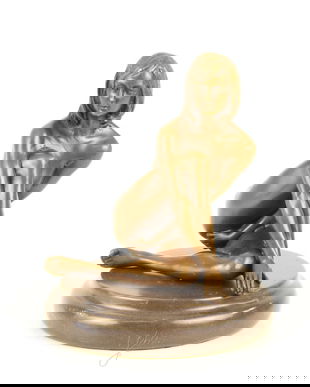 Nud-statueta din bronz cu un soclu din marmura