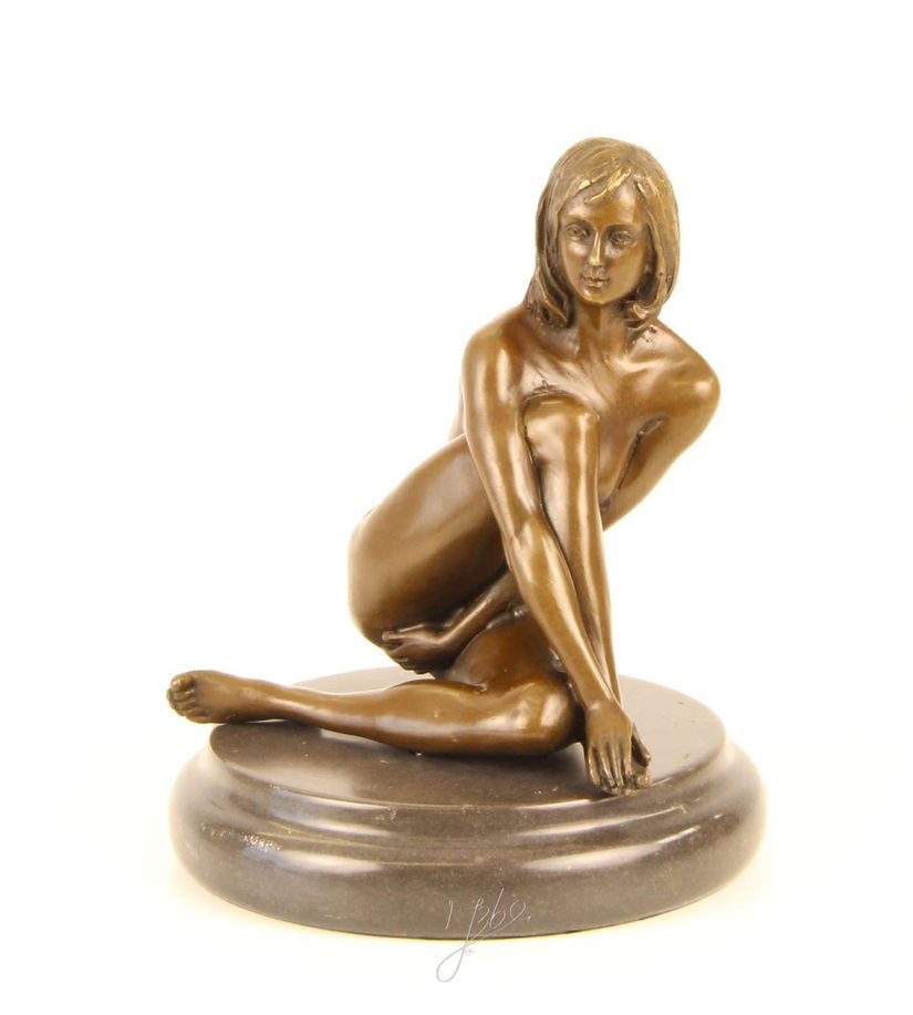 Nud-statueta din bronz cu un soclu din marmura