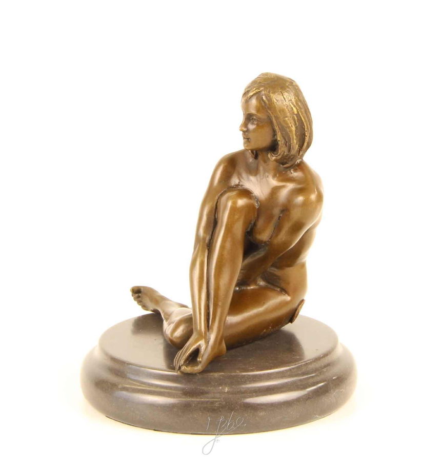 Nud-statueta din bronz cu un soclu din marmura