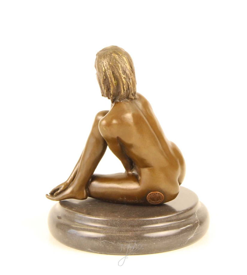 Nud-statueta din bronz cu un soclu din marmura