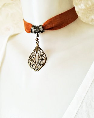 chocker boem patinat piele si pandant frunza