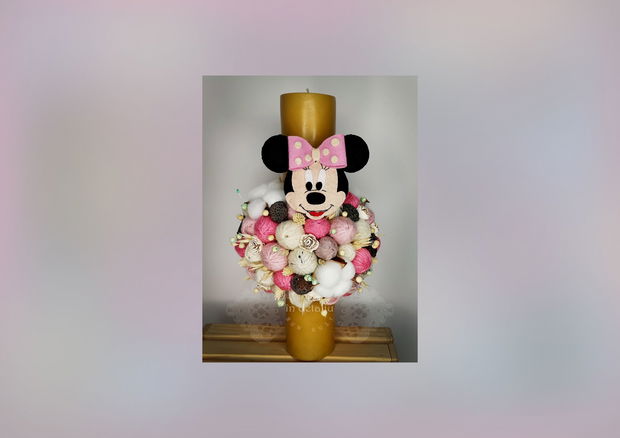 Lumanare de botez din ceara naturala decorata cu gheme si jucarie Minnie Mouse.