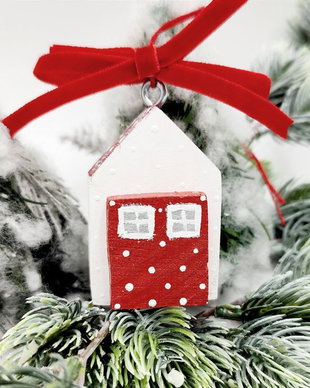 Decoratiune Craciun mini casuta alba cu perete rosu, 4270