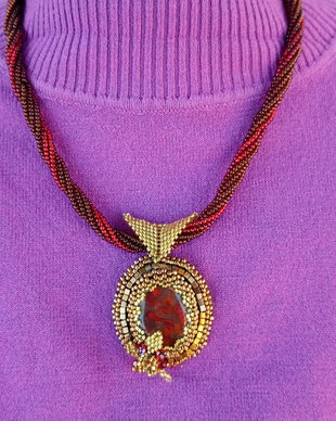 Colier embroderie