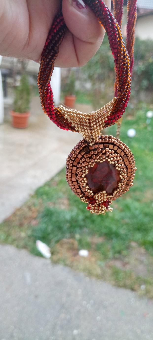 Colier embroderie