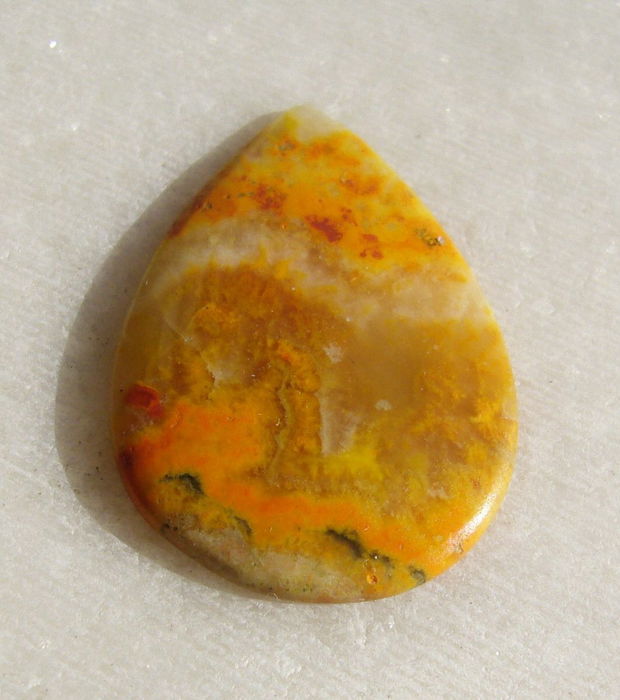 Bumble Bee jasper cabochon SUBTIRE (lucrat manual in India) aprox 2x17x24 mm