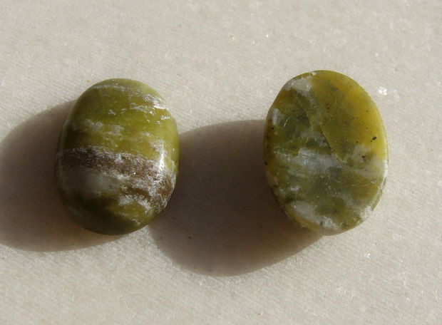 (2 bucati) Cabochon jad NATURAL netratat aprox 5x12.5x18 mm