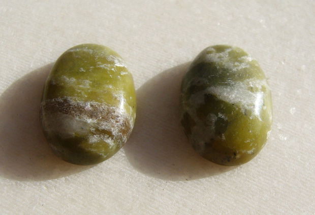 (2 bucati) Cabochon jad NATURAL netratat aprox 5x12.5x18 mm