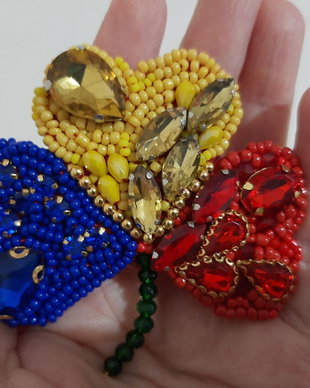 Brosă trifoi tricolor