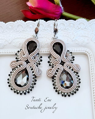 Cercei gri cu cristale fumurii, Cercei soutache